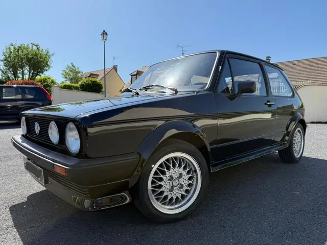 Volkswagen Golf 1 GTI noire restaurée