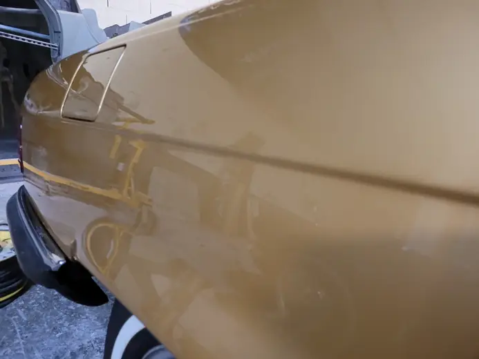 Détail peinture Mercedes 450 SL dorée
